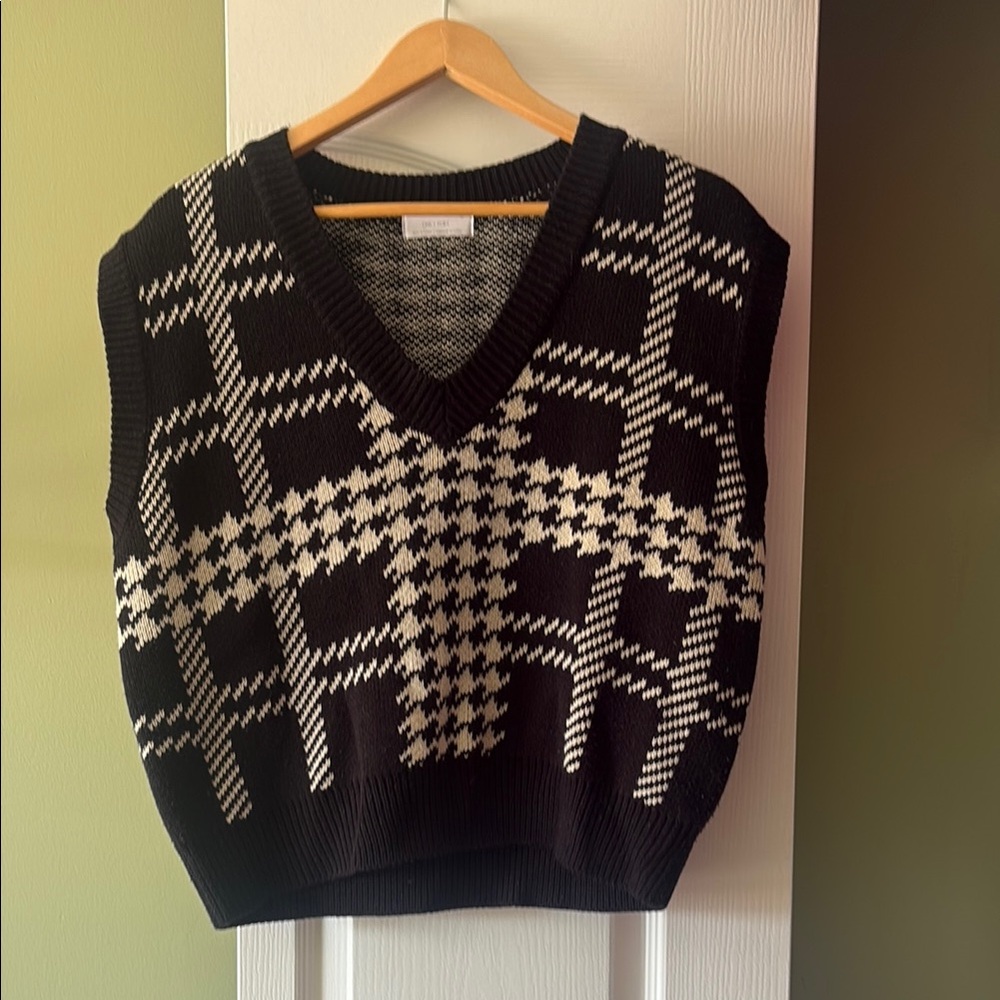 Oak+Fort Black & White Houndstooth V-Neck Sweater Vest